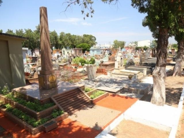 Dupla é presa enquanto tentava furtar túmulos do cemitério Santo Antônio