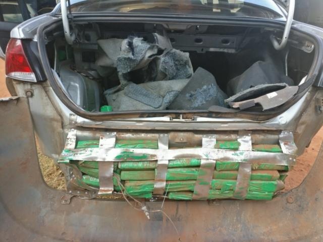 Para retirar 115kg de maconha, policiais serram lataria de carro
