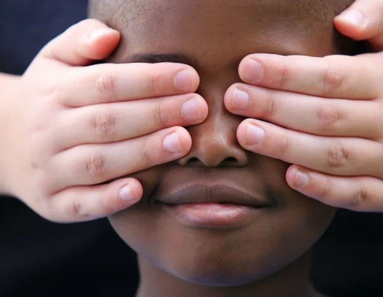 Mulher é condenada a pagar R$ 20 mil por ofensas raciais e agressões verbais