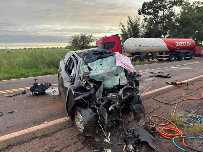 Jovem morre ao bater veículo que dirigia de frente contra caminhão-tanque na BR-376
