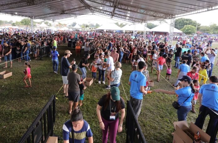 Festa da Páscoa atrai multidão e encerra com entrega de 2,5 mil ovos de chocolate