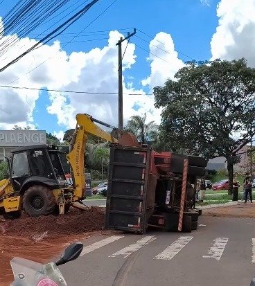 Vídeo: caminhão basculante tomba na rotatória da Via Park ao ficar sem os freios