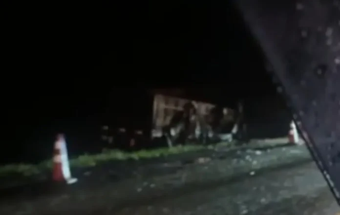 Acidente entre carro e carreta provoca duas mortes e interdita BR-163 em Jaraguari