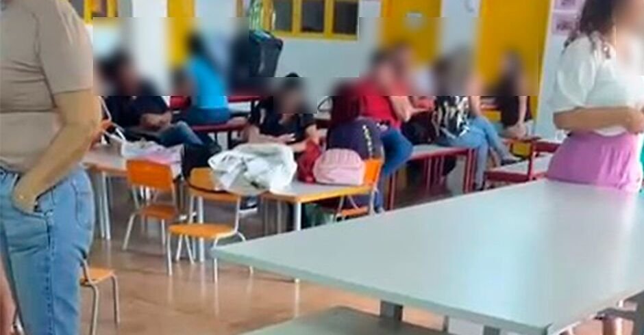 Professor joga carteiras contra três estudantes em sala de aula em Nova Andradina