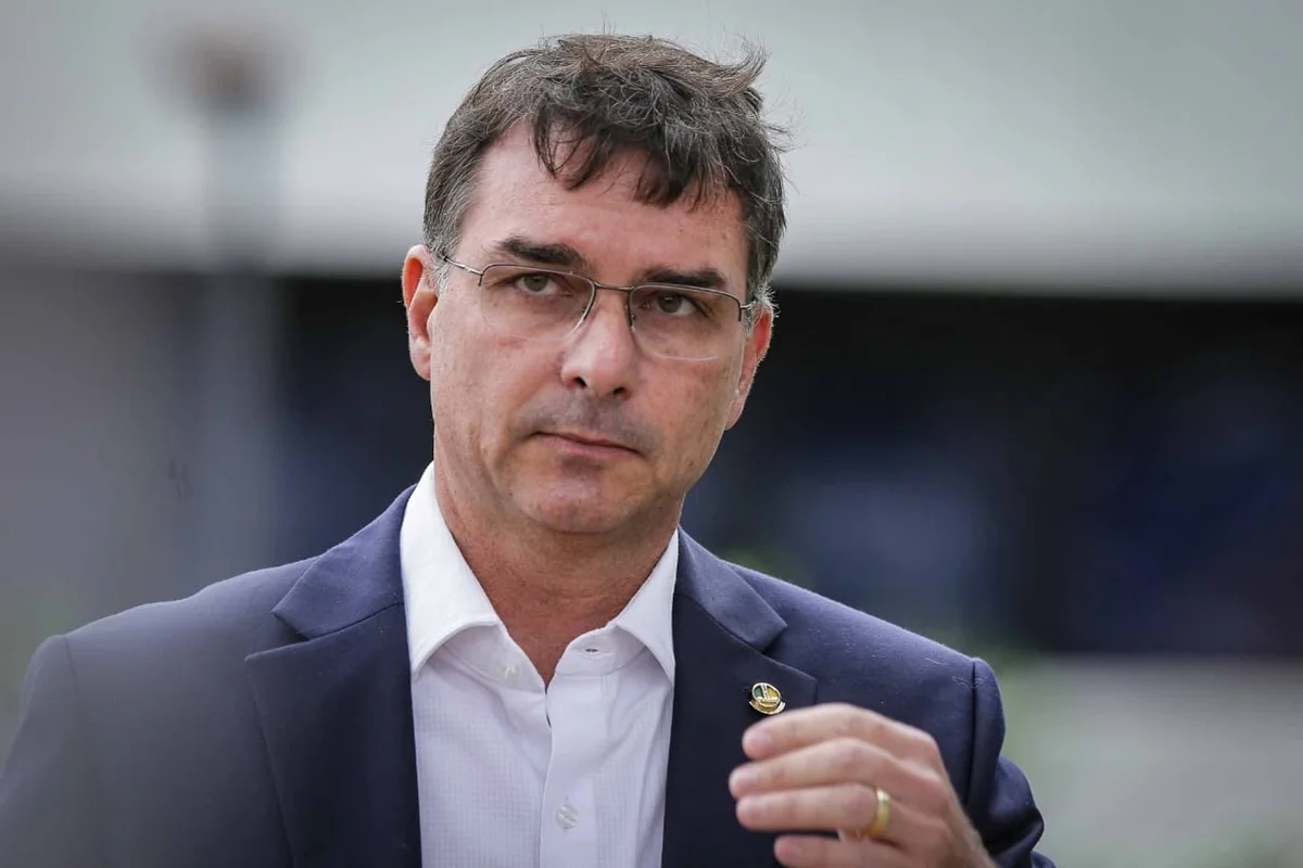 Pesquisa em MS mostra o senador Flávio Bolsonaro com 11 pontos à frente do presidente Lula