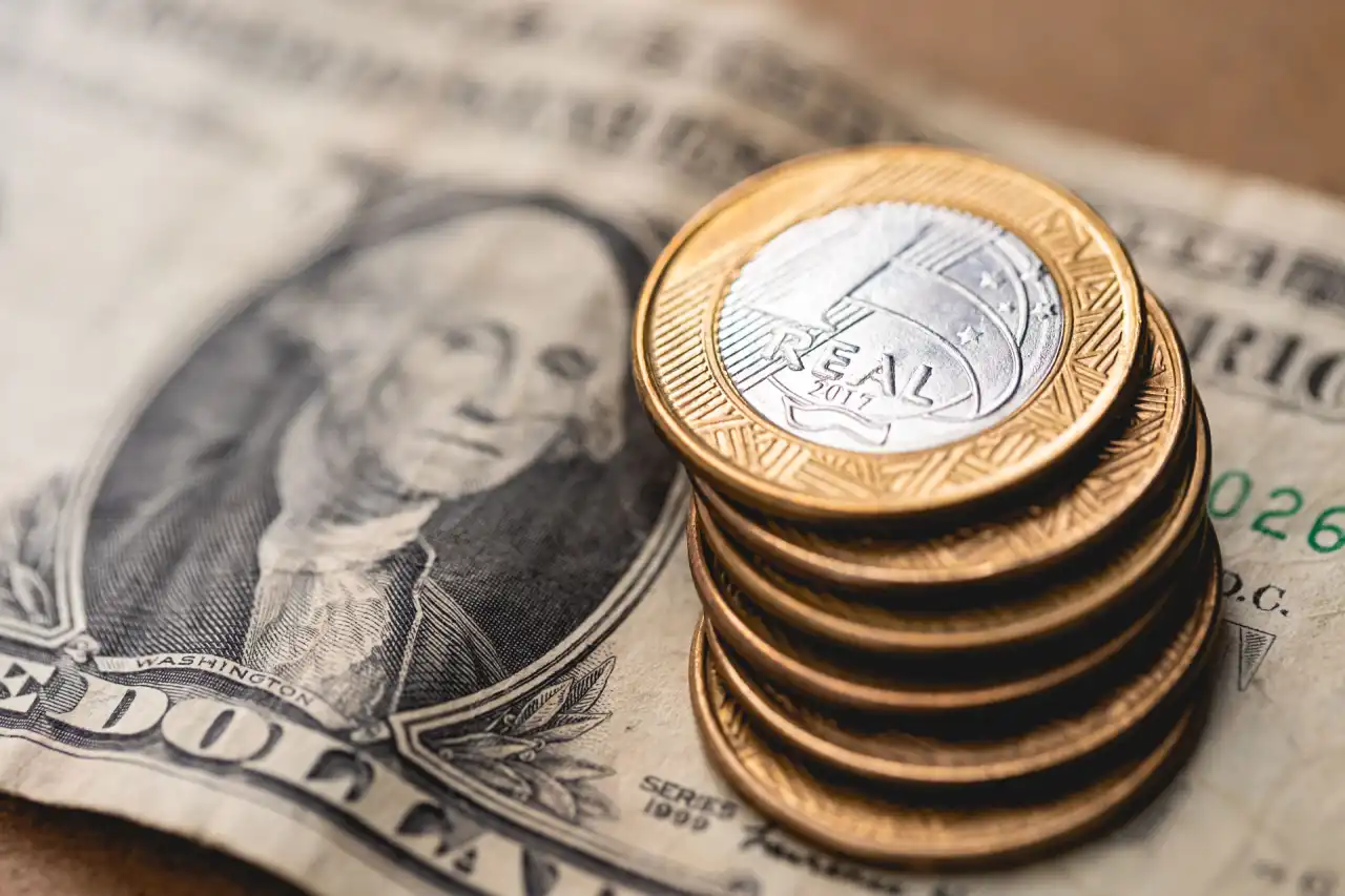 Dólar sobe a R$ 4,92 e bolsa avança com alívio externo