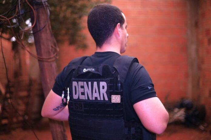 Casal e mais uma pessoa são presos mantendo entreposto de droga na Capital
