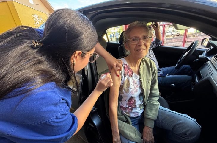SES aplica 2,4 mil doses no fim de semana de drive-thru e prorroga vacinação até 24 de maio