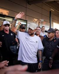 Neymar arrasta multidão em Ponta Porã antes de jogo do Santos nesta terça-feira