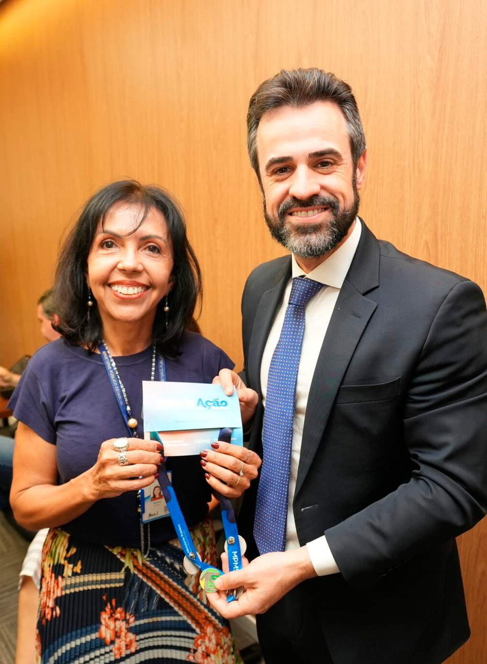 MPMS homenageia servidores com pins comemorativos por dedicação institucional reconhecida