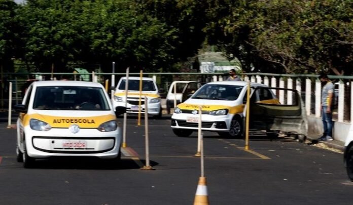 Proposta quer autorizar adolescentes de 16 anos a dirigir no Brasil; entenda