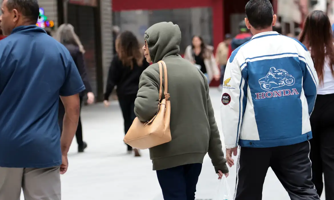 Inmet descarta ciclone bomba e prevê nova massa de ar frio no país