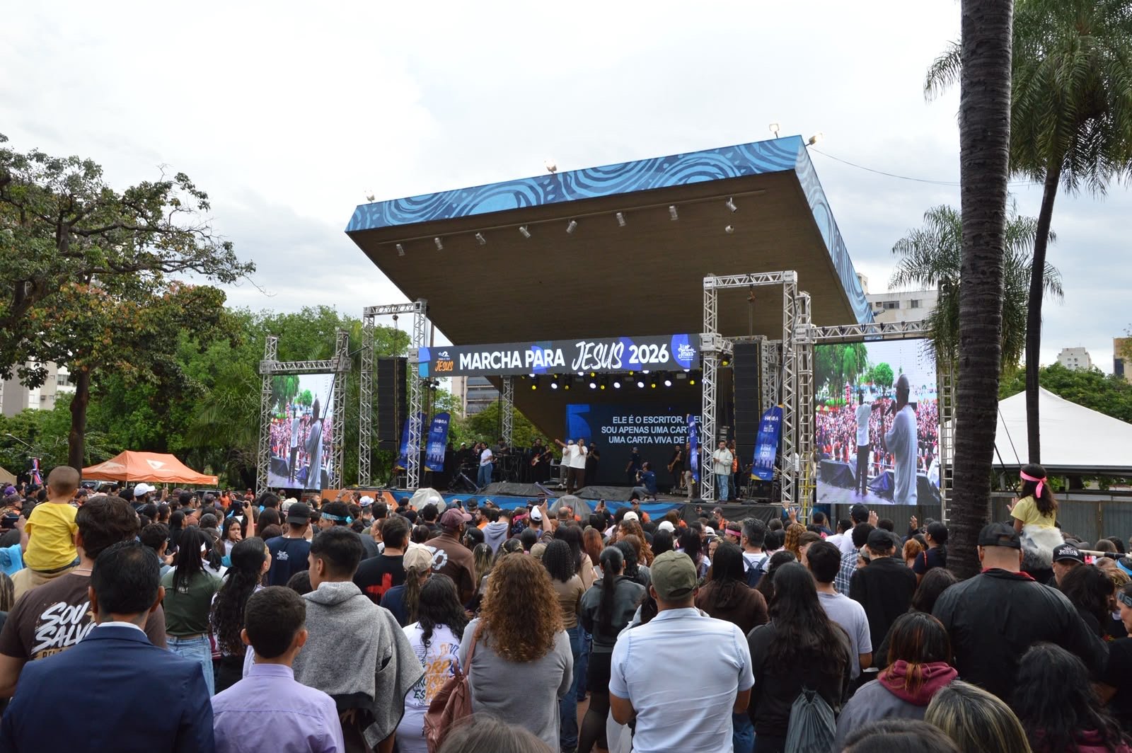 Chuva não afasta fiéis da Marcha para Jesus
