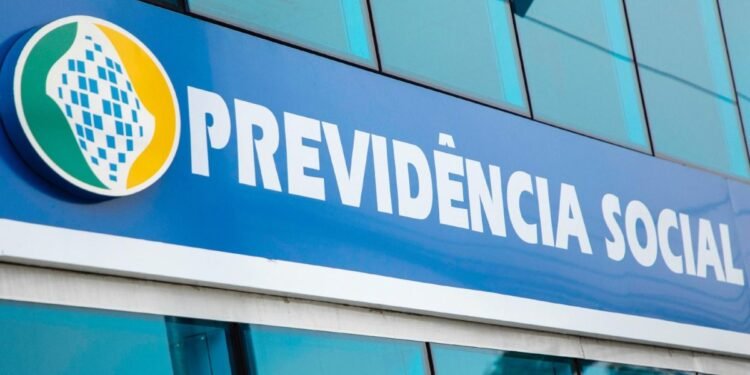Salário mínimo terá reajuste, mas aposentados do INSS podem ter aumento diferente em 2027