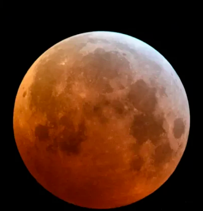 Céu terá espetáculo na madrugada com eclipse que esconderá quase toda a Lua