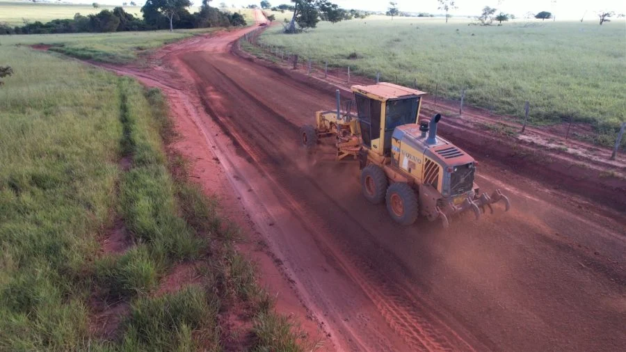 Prefeitura instala mata-burros de concreto em estradas rurais de Paranaíba